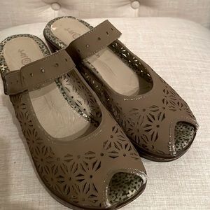 J 41 Adventure On Brown Suede Leather Mary Jane Clogs